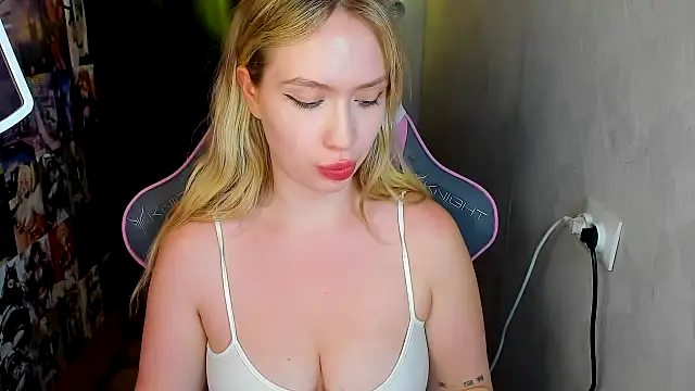 Snapshot of NicoleRiccii chatting on October 9, 10:03 pm NicoleRiccii online show from October 9, 10:03 pm