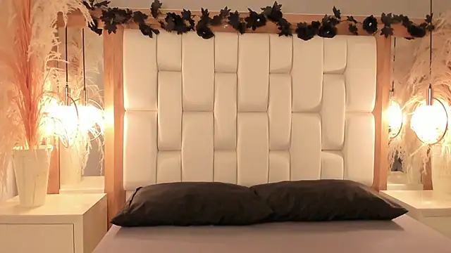 Daphne And Roger online show from November 10, 11:05 am