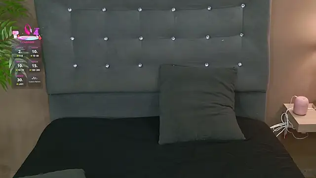 Snapshot of AliceCamxxx chatting on October 13, 3:31 am AliceCamxxx online show from October 13, 3:31 am
