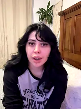 Snapshot of Draculona-666 chatting on October 9, 3:32 am Draculona-666 online show from October 9, 3:32 am