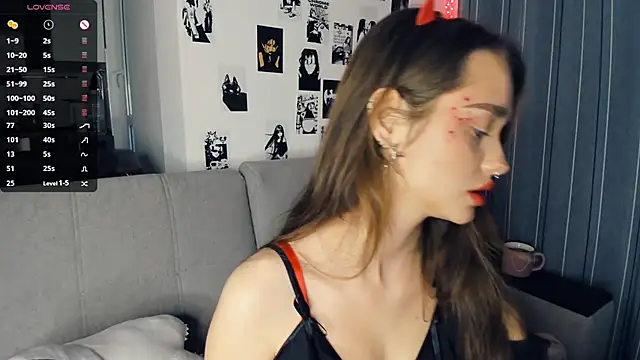 lovelyalivia online show from October 31, 9:57 am