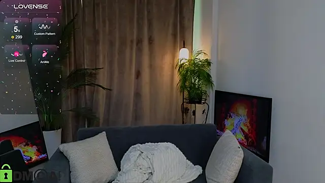 Snapshot of Emmi_crystal chatting on October 13, 1:36 pm Emmi crystal online show from October 13, 1:36 pm