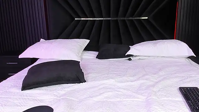 Snapshot of Bigsexxyass chatting on October 18, 7:11 am Bigsexxyass online show from October 18, 7:11 am