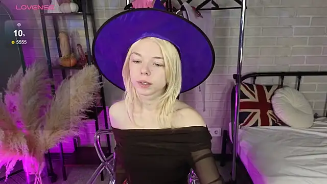 MillaHolt online show from October 22, 9:14 am