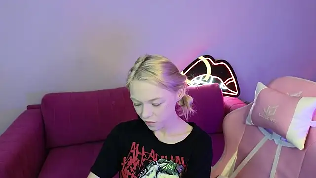 MillaHolt online show from September 13, 1:35 am