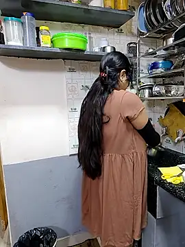 Queen Nightt online show from December 4, 4:04 am