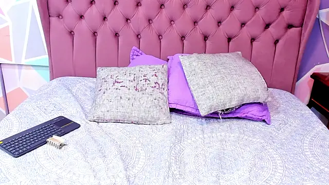 CloeyGraweing online show from September 22, 7:01 pm