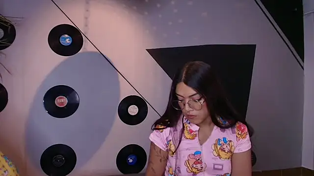 Lilith and Khloe online show from November 25, 11:23 am