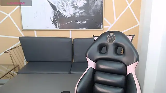 olivia russo  online show from October 6, 8:02 pm