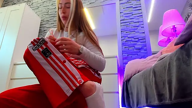 Reina Cummings online show from April 9, 6:41 am