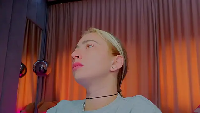 Reina Cummings online show from November 17, 7:09 am