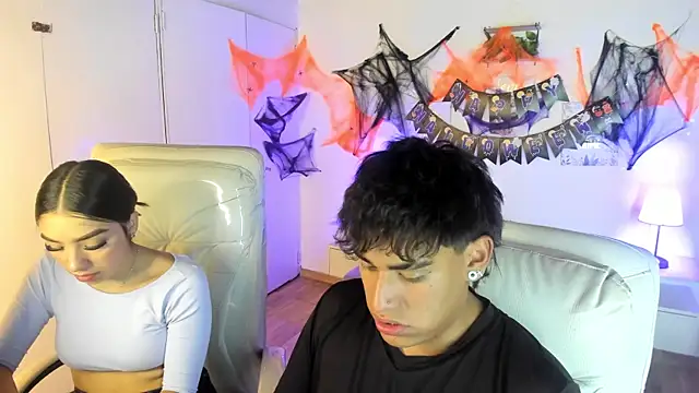 Snapshot of Yiing_and_yang chatting on October 18, 9:27 pm Yiing and yang online show from October 18, 9:27 pm