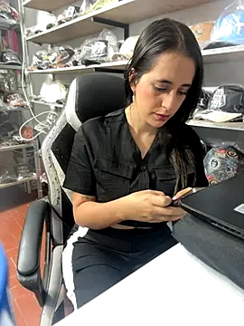 Snapshot of GiaDuque chatting on October 9, 10:03 pm GiaDuque online show from October 9, 10:03 pm