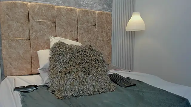 leilapons online show from September 22, 9:35 pm