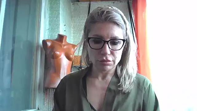 fox red lady7 online show from April 1, 10:05 am