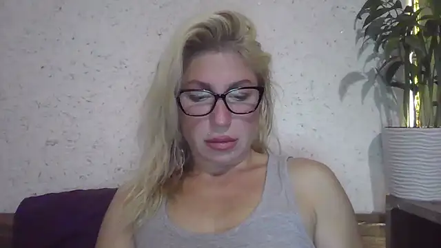 Snapshot of fox_red_lady7 chatting on October 12, 6:43 pm fox red lady7 online show from October 12, 6:43 pm