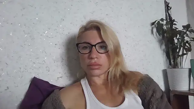 Snapshot of fox_red_lady7 chatting on October 11, 9:36 am fox red lady7 online show from October 11, 9:36 am