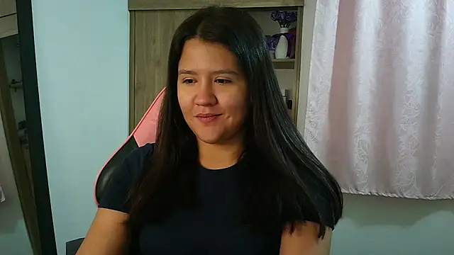 Oliviawatson1 online show from April 11, 12:31 pm