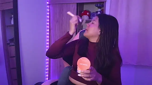 Oliviawatson1 online show from March 6, 12:00 pm