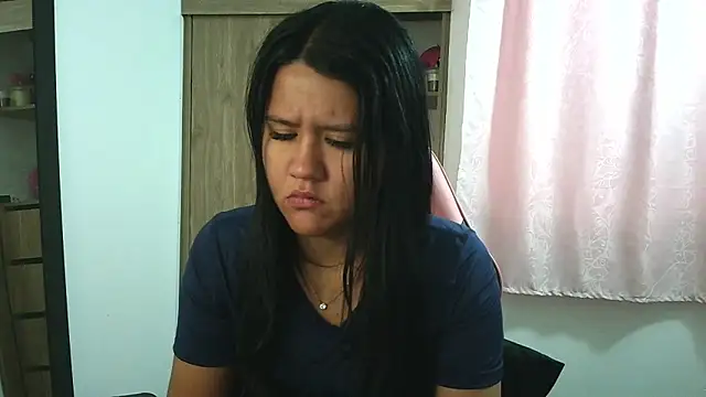 Oliviawatson1 online show from November 3, 1:15 pm