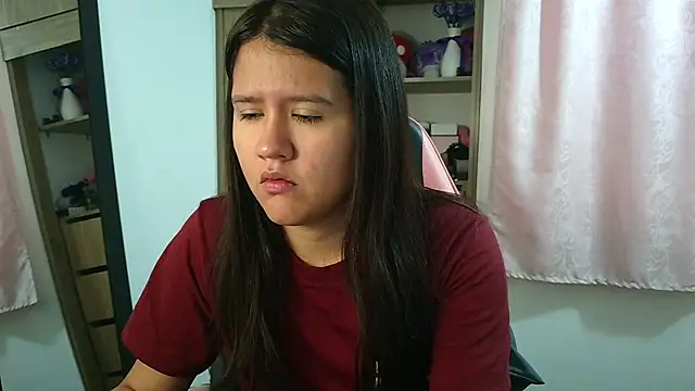 Oliviawatson1 online show from April 22, 1:30 pm