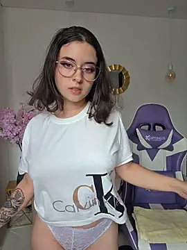 Mia wee online show from March 21, 5:40 pm