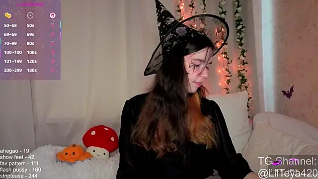 Snapshot of little_Teya chatting on October 15, 10:29 am little Teya online show from October 15, 10:29 am