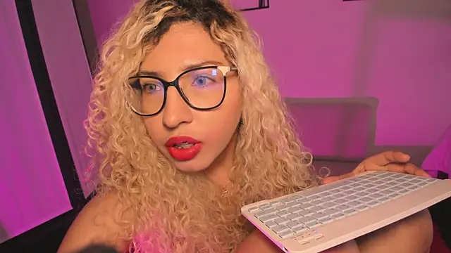 itsroxyrose  online show from November 20, 7:48 pm