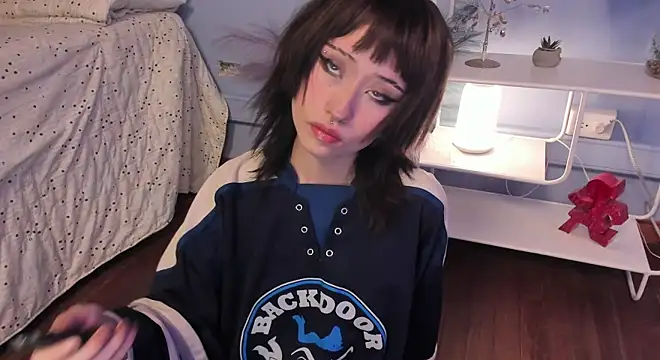 Hannahpage online show from January 16, 12:23 pm