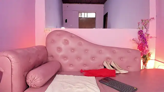 KikaDuque online show from October 25, 8:05 pm