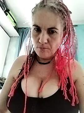 Snapshot of est_82 chatting on September 8, 3:33 pm est 82 online show from September 8, 3:33 pm