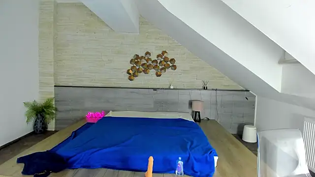 foxxy milf online show from September 13, 7:11 pm