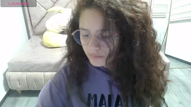 Velvet Moon V online show from January 8, 1:15 pm