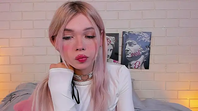 Snapshot of Blondy_Fina chatting on October 20, 5:10 am Blondy Fina online show from October 20, 5:10 am