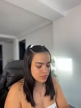 JuanitaMore01 online show from March 27, 10:10 pm