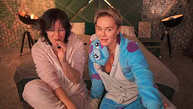 PleasureWeCouple online show from November 18, 7:09 am