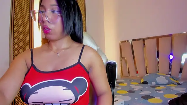 Elowen Clark online show from February 25, 7:45 pm