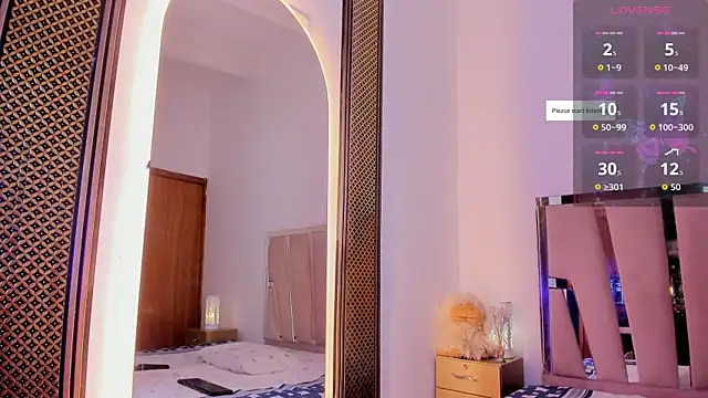 Elowen Clark online show from April 16, 8:08 pm