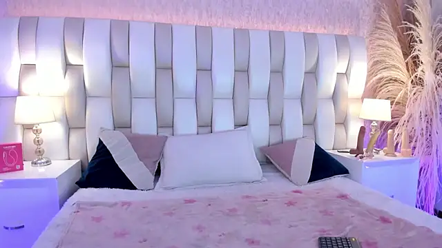 Viollet xoxo online show from March 13, 8:32 pm