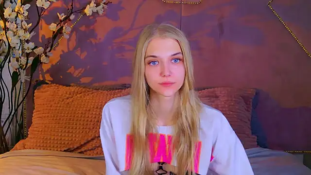 Snapshot of 4example_Chloe chatting on October 20, 11:24 am 4example Chloe online show from October 20, 11:24 am