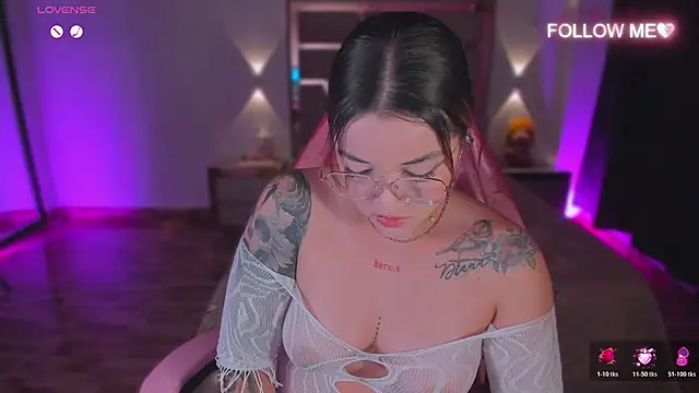 lunaarose online show from December 3, 3:20 am