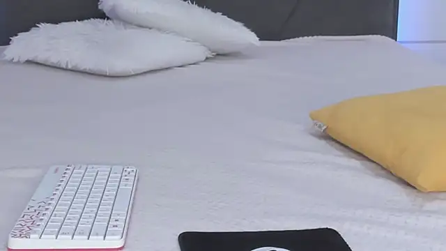 HollyTailors online show from February 5, 6:38 am