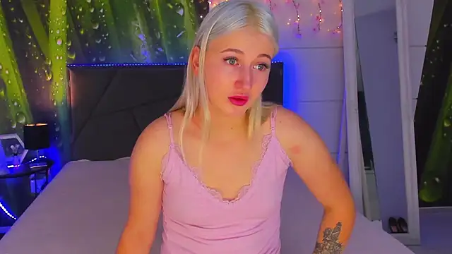 HollyTailors online show from November 15, 6:25 am