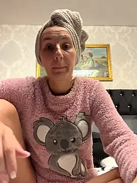 Snapshot of Emilia_Mausi chatting on September 13, 8:06 pm Emilia Mausi online show from September 13, 8:06 pm