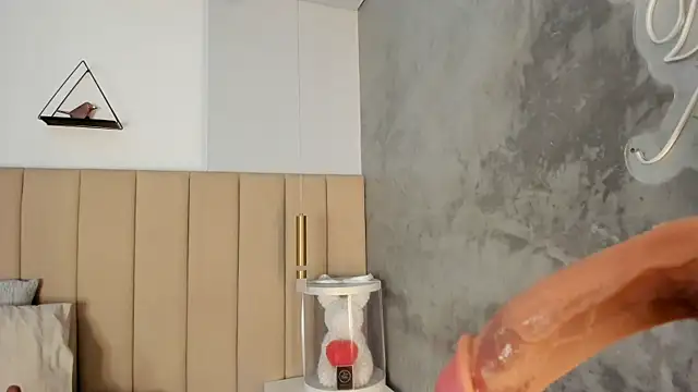 miamonroee  online show from November 25, 11:45 am