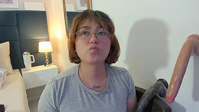 isa grey  online show from November 26, 6:25 am