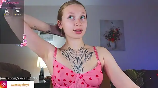 Snapshot of sweettykitty chatting on October 21, 1:37 pm sweettykitty online show from October 21, 1:37 pm