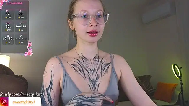 Snapshot of sweettykitty chatting on October 9, 2:32 pm sweettykitty online show from October 9, 2:32 pm