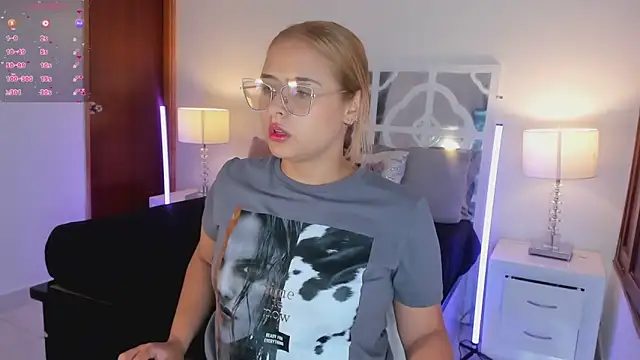 MikaelaStone online show from December 17, 12:53 pm