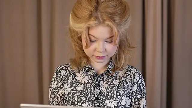 Snapshot of Stella_Vanila chatting on October 7, 12:37 am Stella Vanila online show from October 7, 12:37 am